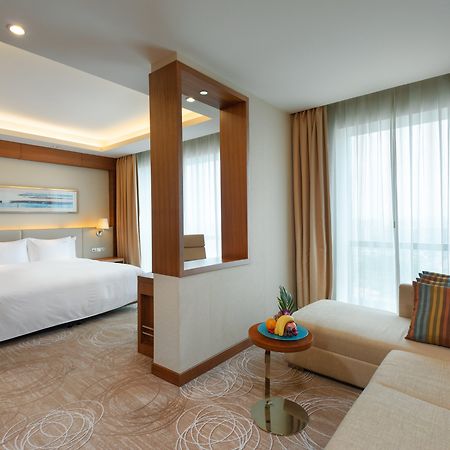 Holiday Inn Shanghai Pudong Kangqiao By Ihg - Free Shuttle Bus To Disney Land, Ins Swimming Pool Exterior foto