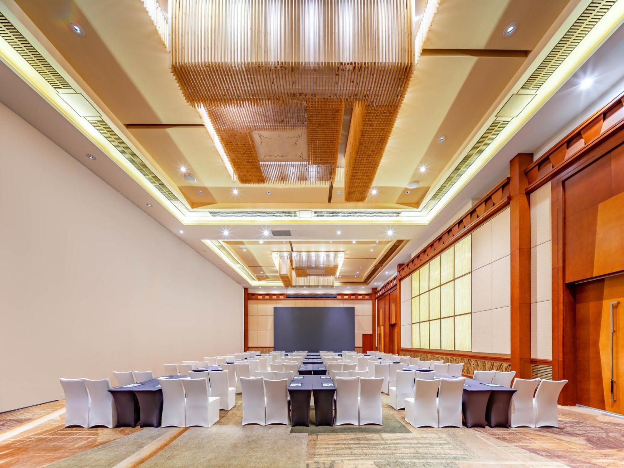 Holiday Inn Shanghai Pudong Kangqiao By Ihg - Free Shuttle Bus To Disney Land, Ins Swimming Pool Exterior foto